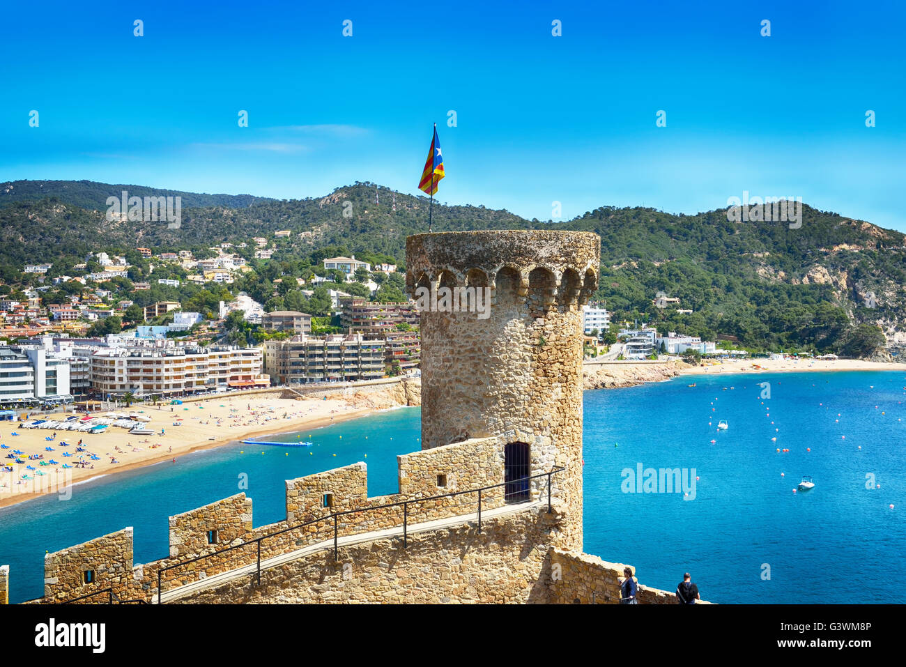 Watch Tower dans la forteresse médiévale de Tossa et panorama de la ville le 24 mai 2016 à Tossa de Mar, Espagne Banque D'Images