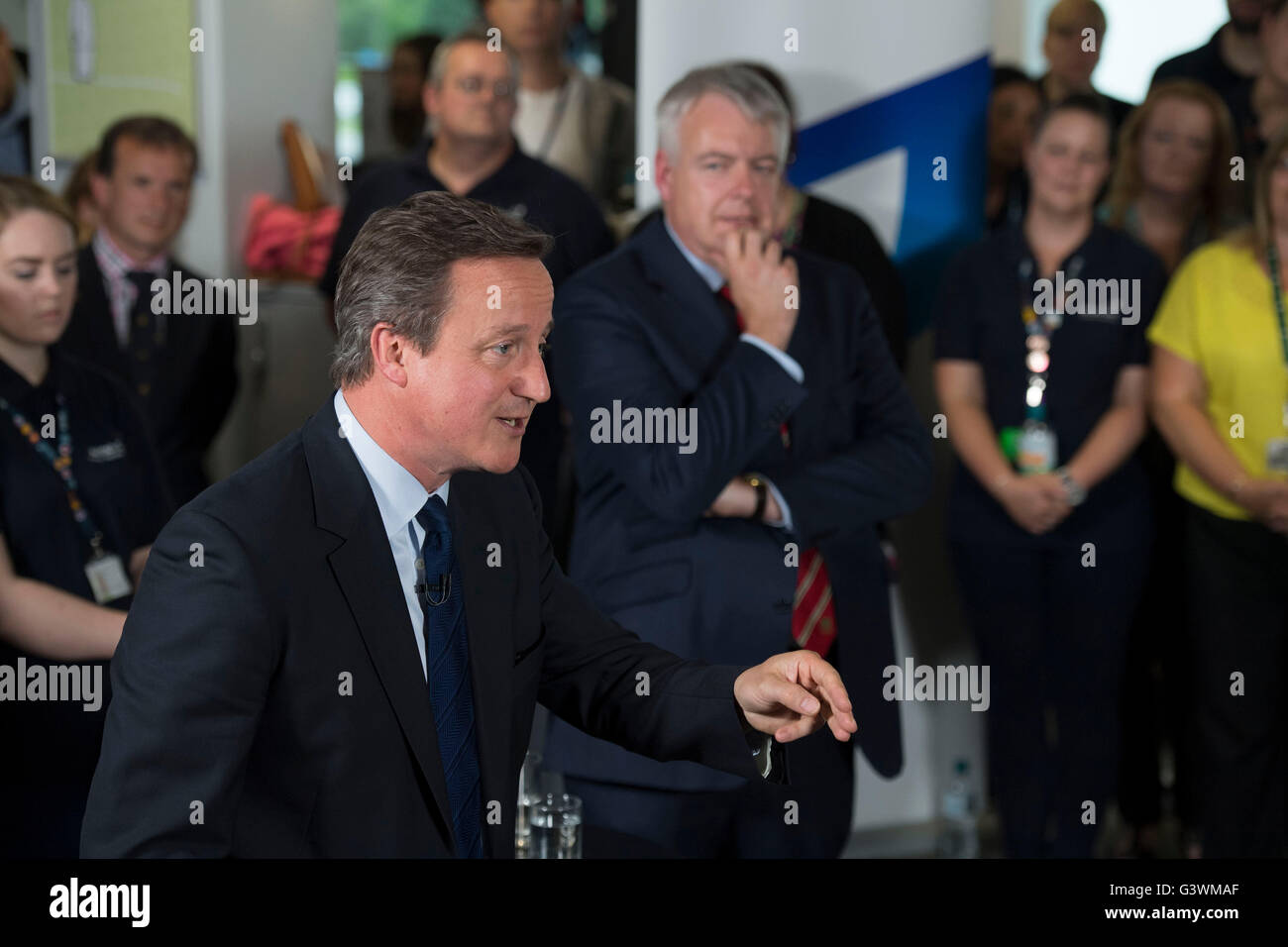 L'ancien Premier Ministre, David Cameron, Premier Ministre du Pays de Galles avec Carwyn Jones à British Gas à Cardiff, Pays de Galles du Sud. Banque D'Images
