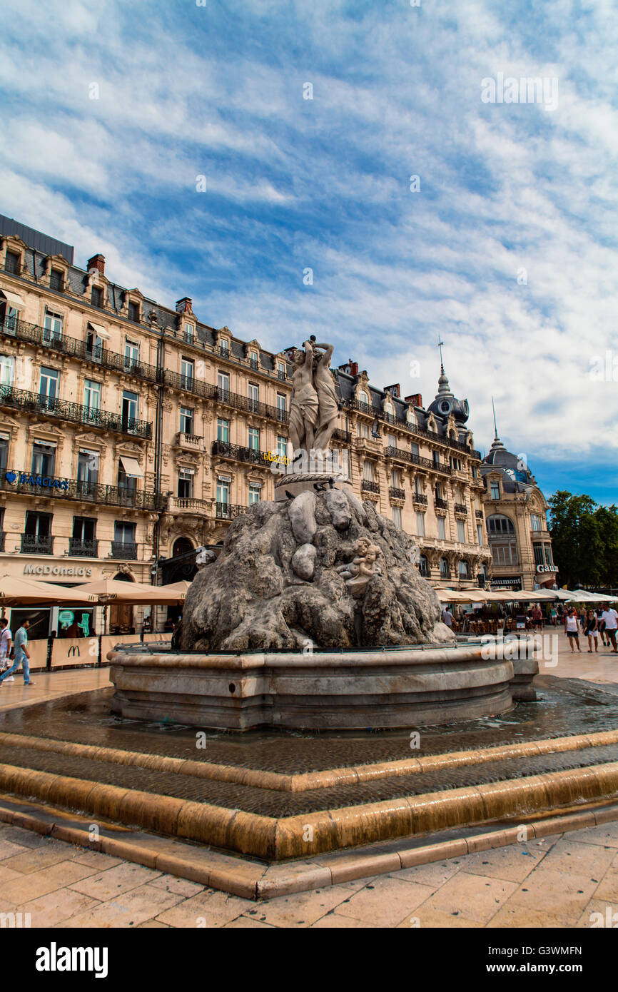 MONTPELLIER, FRANCE - 13 juillet 2015 : Les trois grâces fontaine à la place de la comédie. Trois Grâces, fontaine construite par le sculpteur Banque D'Images