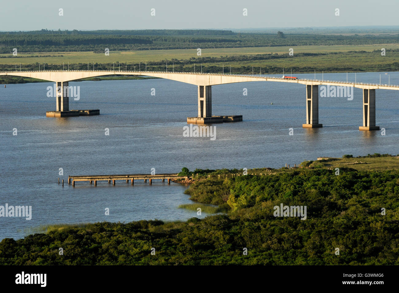 L'URUGUAY Fray Bentos, rivière Rio Uruguay et le pont à l'Argentine / URUGUAY Fray Bentos , Rio Uruguay und Fluss Bruecke nach australien Banque D'Images