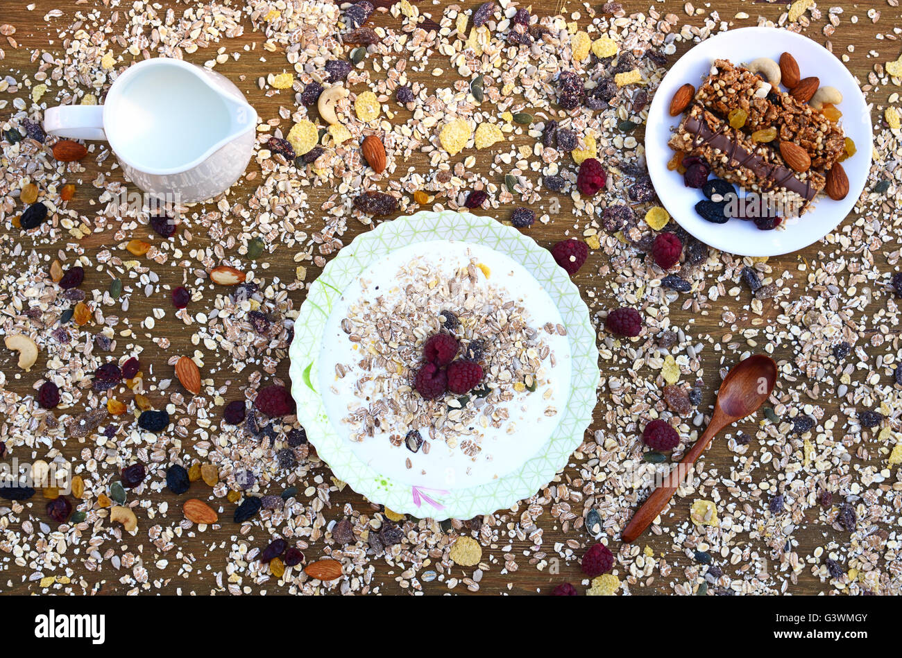 Un petit-déjeuner sain avec des céréales muesli, lait, noix et baies Banque D'Images