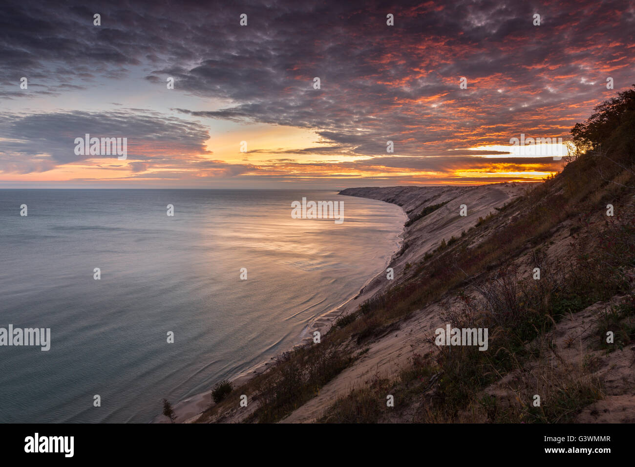 Un spectaculaire lever du soleil sur les dunes de sable Grand près de Grand Marais, au Michigan. Faites glisser le journal surplombent fait partie de Pictured Rocks. Banque D'Images