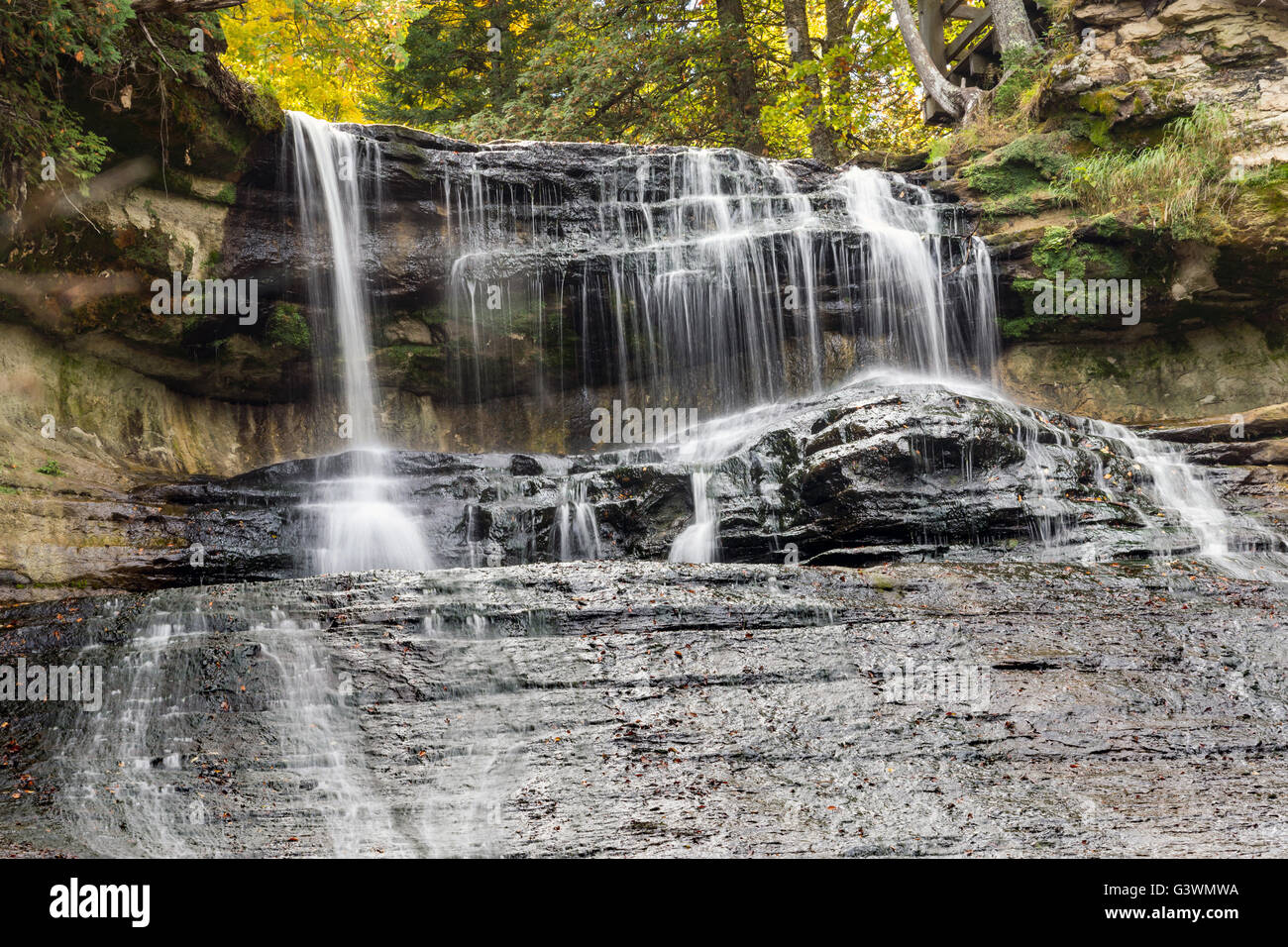 Rire Whitefish Falls près de Chatham Michigan avec un fond de couleurs d'automne. Banque D'Images