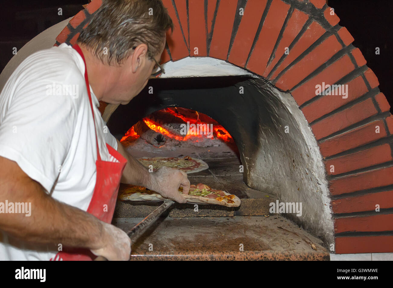 Faire cuire dans le four à pizza Banque D'Images Faire cuire dans le four à pizza Banque D'Images