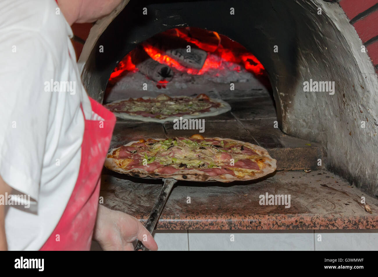Faire cuire dans le four à pizza Banque D'Images Faire cuire dans le four à pizza Banque D'Images
