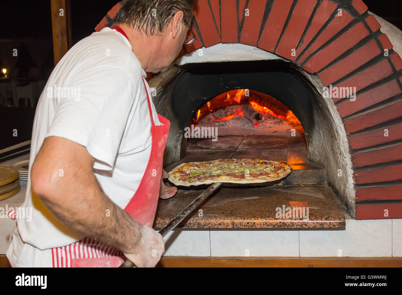 Faire cuire dans le four à pizza Banque D'Images Faire cuire dans le four à pizza Banque D'Images