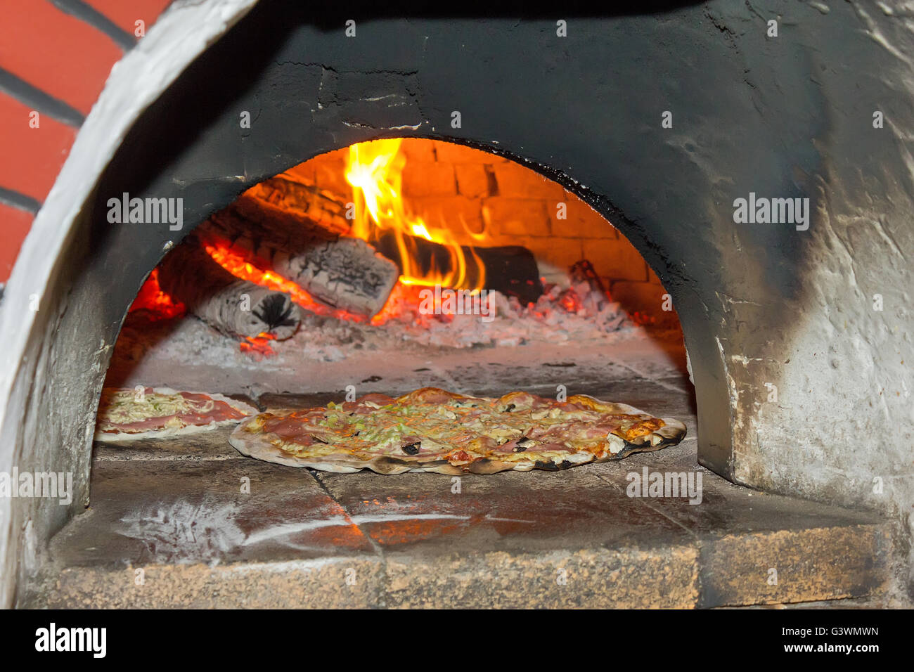 Faire cuire dans le four à pizza Banque D'Images Faire cuire dans le four à pizza Banque D'Images
