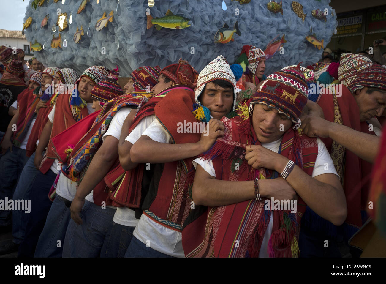 Un groupe d'hommes portent sur leurs épaules la plate-forme avec la sculpture de San Cristobal pendant la procession du Corpus Christi Banque D'Images