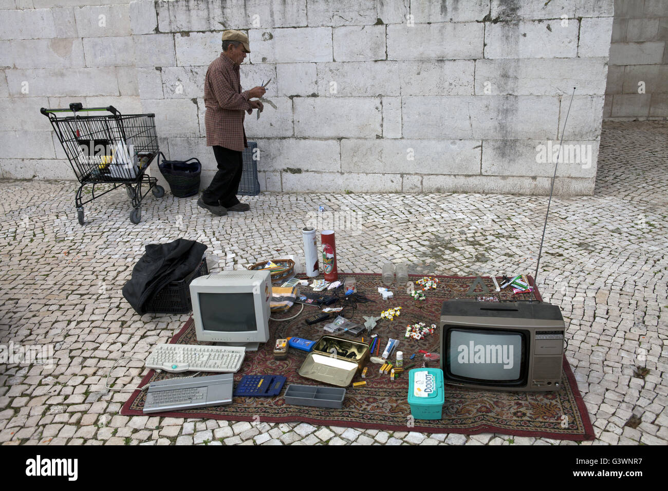 Marché de l'occasion dans la région de Feira da Ladra, derrière le Panthéon national. Banque D'Images