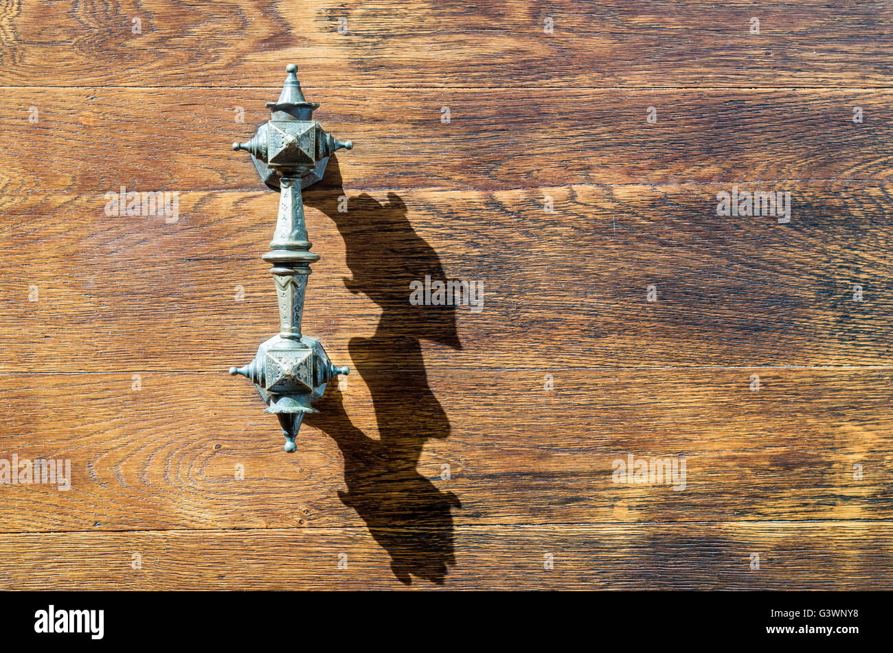 Ancien fer à repasser de la poignée de porte porte en bois Banque D'Images