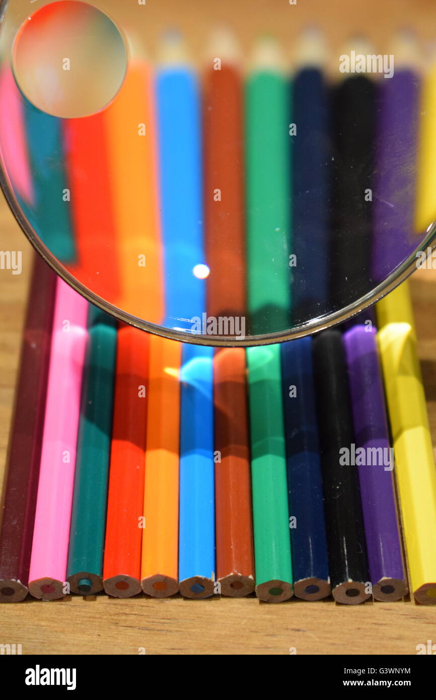 La réfraction de la lumière et de la perception générale de crayons de couleur vu à travers une loupe Banque D'Images