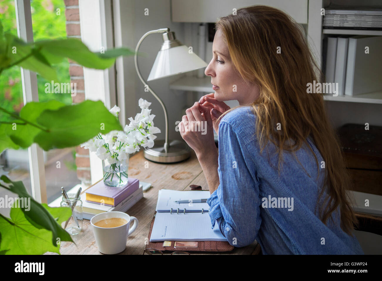 Belle Dame de boire le café du matin dans son bureau à domicile Banque D'Images