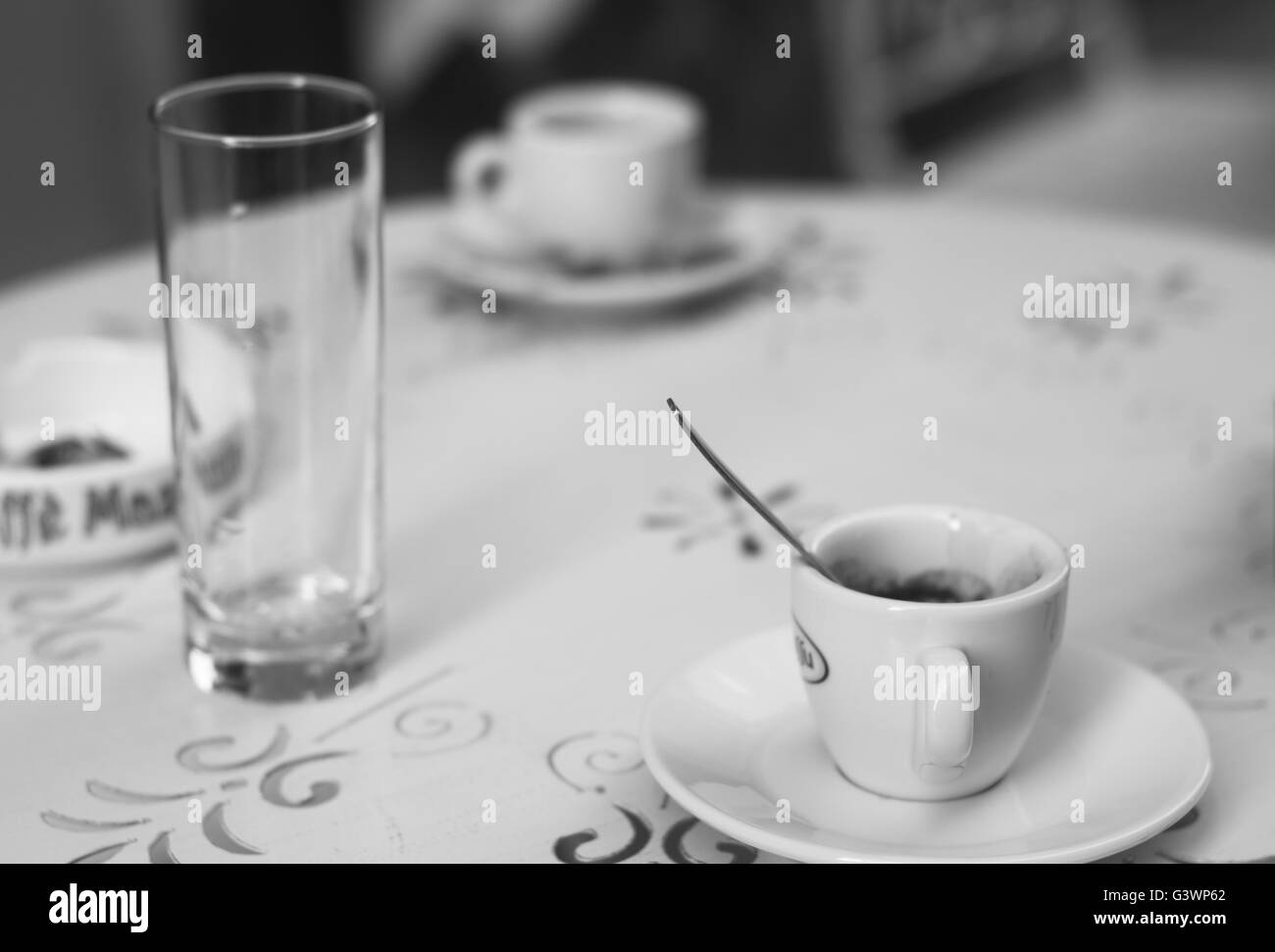 Une table dans un café avec des tasses vides et aucun consommateur Banque D'Images