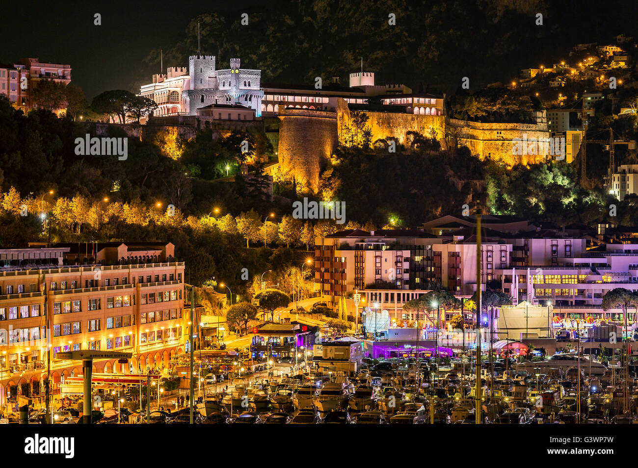 Le Grimaldi Palace et le port des yachts, Monaco. Banque D'Images
