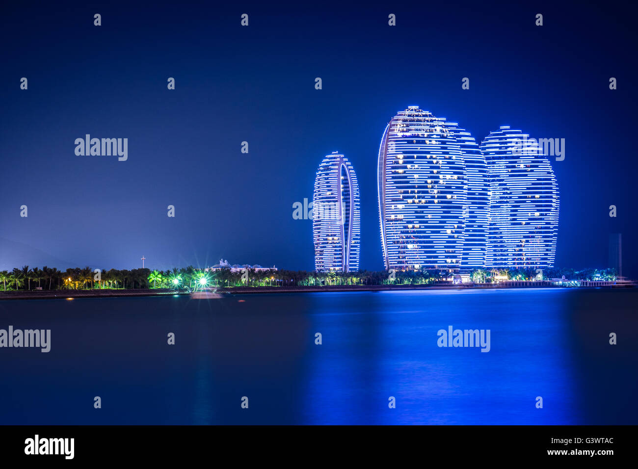 J'ai pris cette longue exposition à Sanya, Hainan, Chine sur un voyage avec des amis. J'ai cherché partout pour un bon endroit pour prendre cette photo. Banque D'Images