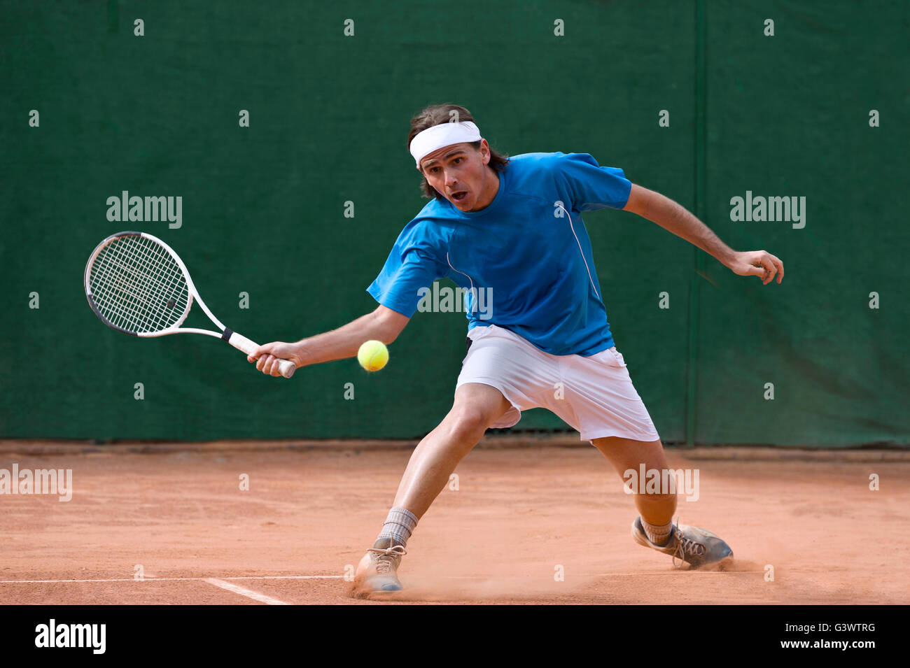 Jeune homme jouant au tennis Banque D'Images