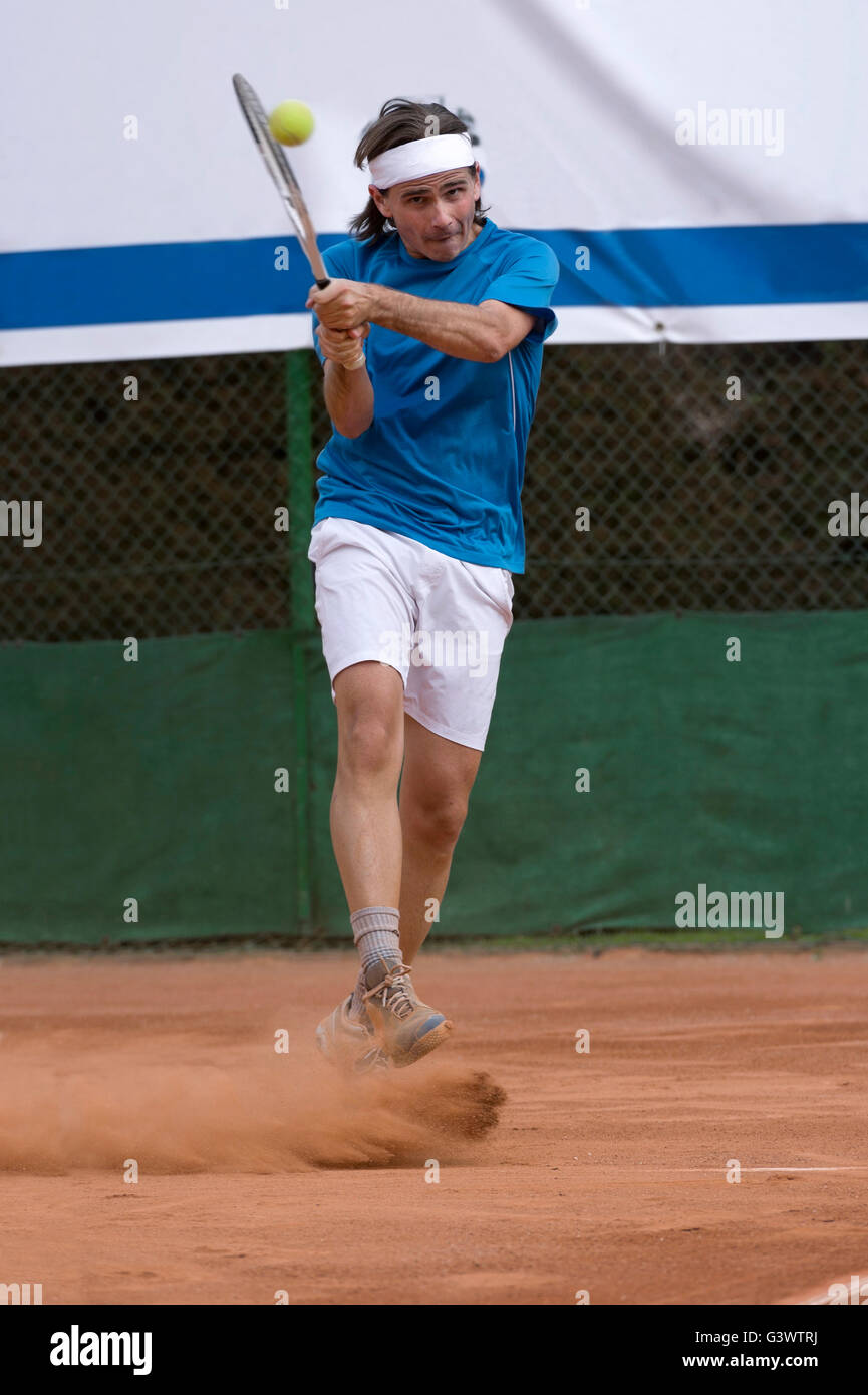 Jeune homme jouant au tennis Banque D'Images