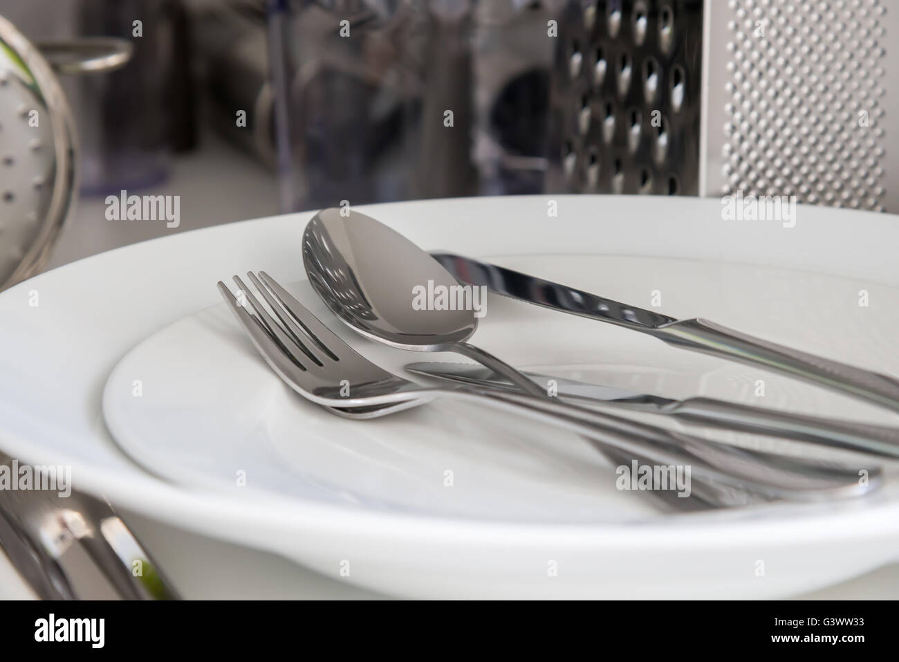 Fourchette et cuillère et couteau de table sur le fond blanc Banque D'Images