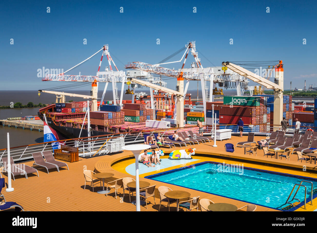 La terrasse de la piscine en plein air sur le navire de croisière Holland America Zaandam. Banque D'Images