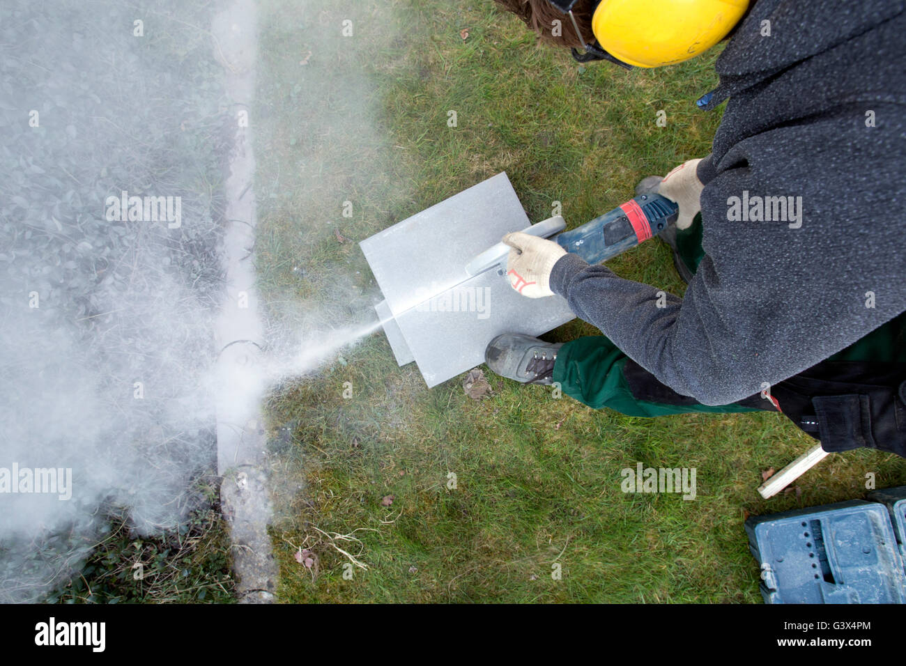 Une coupe de pierres naturelles pour un sentier en pierre dans un jardin. Banque D'Images
