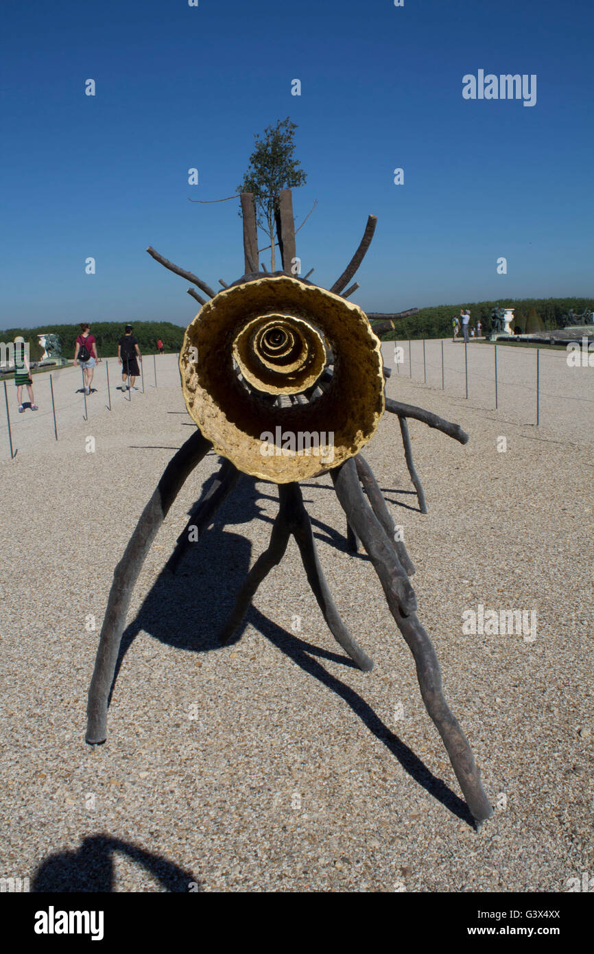 La sculpture de l'artiste Giuseppe Penone en exposition dans les jardins de Versailles Banque D'Images