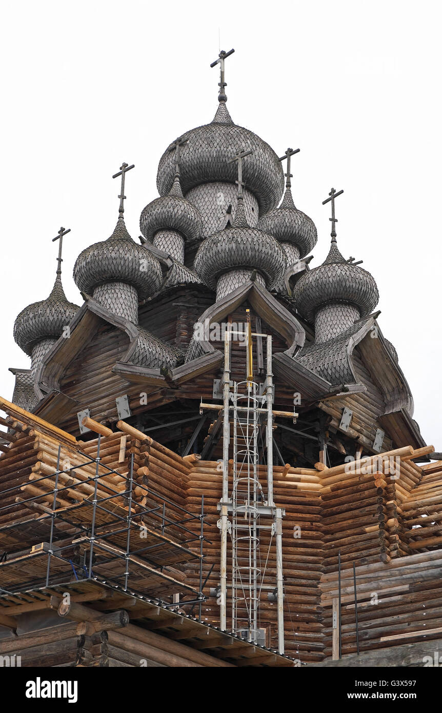 Église en bois de la transfiguration en cours de réparation (automne 2015), l'île de Kizhi, Carélie, Russie. Banque D'Images