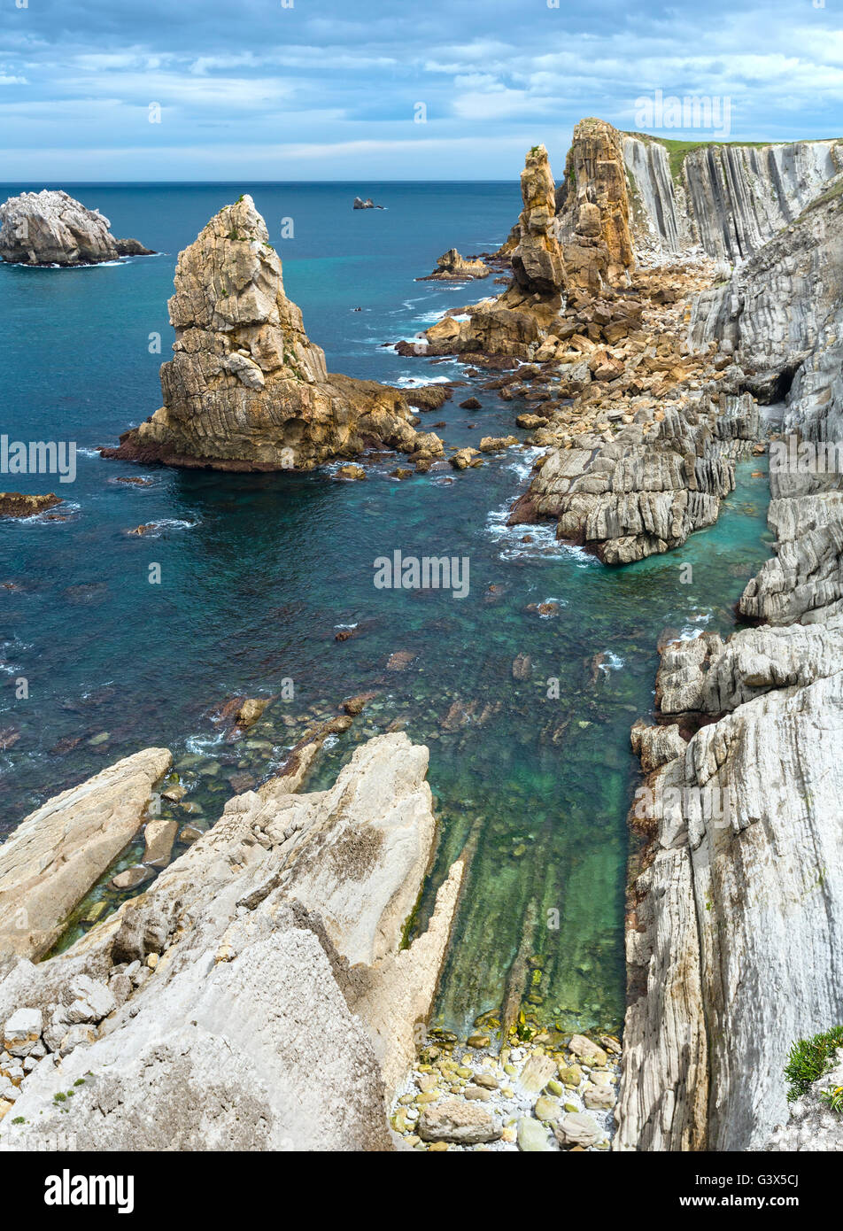 Arnia Plage (Espagne) paysage littoral de l'océan Atlantique. Banque D'Images