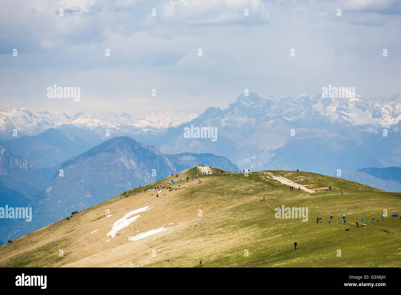 Les touristes la marche sur la colline de Monte Baldo, Italie Banque D'Images