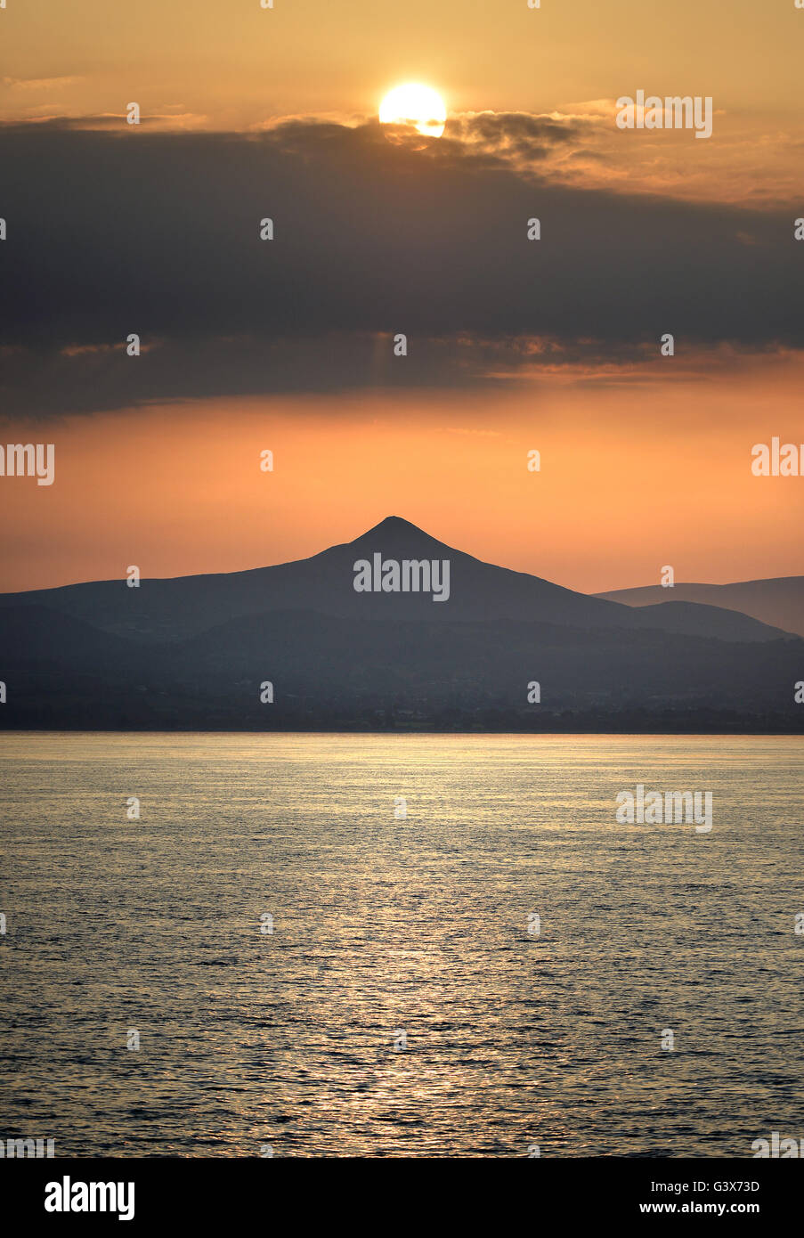 Soleil du soir sur le parc national des Montagnes de Wicklow, le Leinster, Irlande avec grande colline du Pain de Sucre, extrait de la mer d'Irlande Banque D'Images