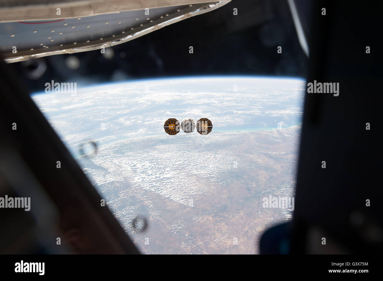 L'ATK cargo Orbital Cygnus flotte loin de la Station spatiale internationale après avoir été libéré par le bras robotique Canadarm2 14 juin, 2016 dans l'orbite de la Terre. Une fois en sécurité loin de la station spatiale les contrôleurs au sol devront ouvrir la séquence de la Saffire expérimenter et Cygnus continuera d'orbite autour de la terre pour un maximum de huit jours qu'il transmet des images haute résolution et des données de la Saffire expérience. Banque D'Images