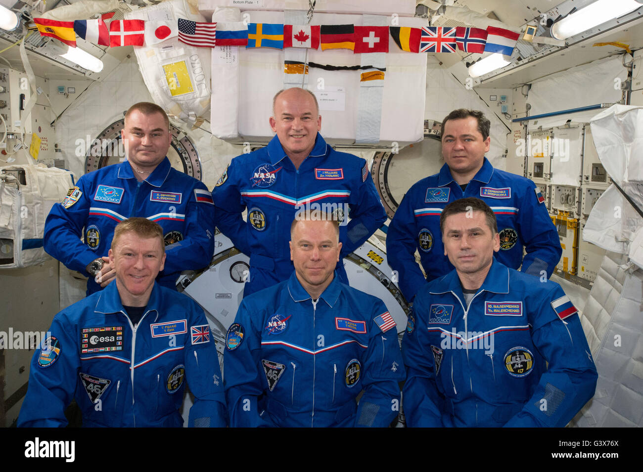 Station spatiale internationale Expédition 47 membres d'équipage posent pour une photo de groupe le 11 juin 2016 dans l'orbite de la Terre. Première rangée de gauche à droite : l'astronaute de l'Agence spatiale européenne Timothy Peake, astronaute de la NASA Timothy Kopra et Roscosmos le cosmonaute Youri Malenchenko. Rangée arrière, de gauche à droite : cosmonautes russes Oleg Skripochka, l'astronaute de la NASA Jeff Williams et Alexey Ovchinin. Banque D'Images