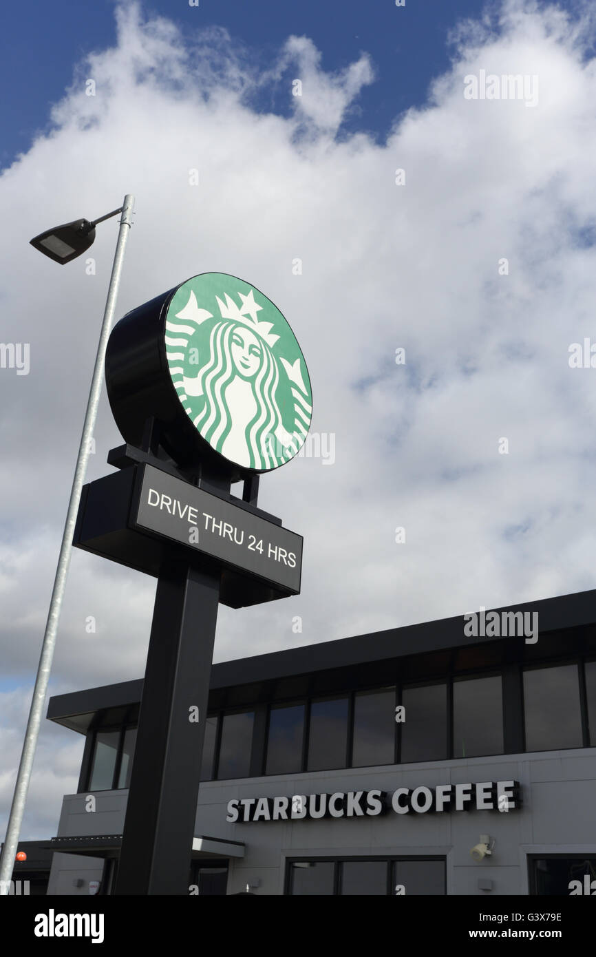 Drive Thru Starbucks coffee shop sur un parc de vente au détail Banque D'Images