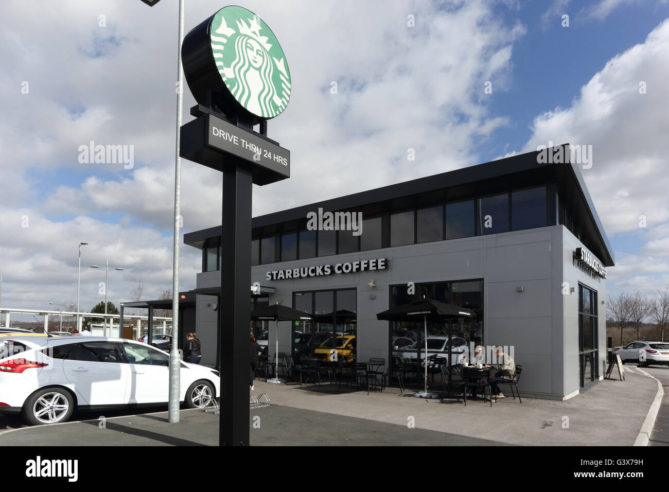 Drive Thru Starbucks coffee shop sur un parc de vente au détail Banque D'Images