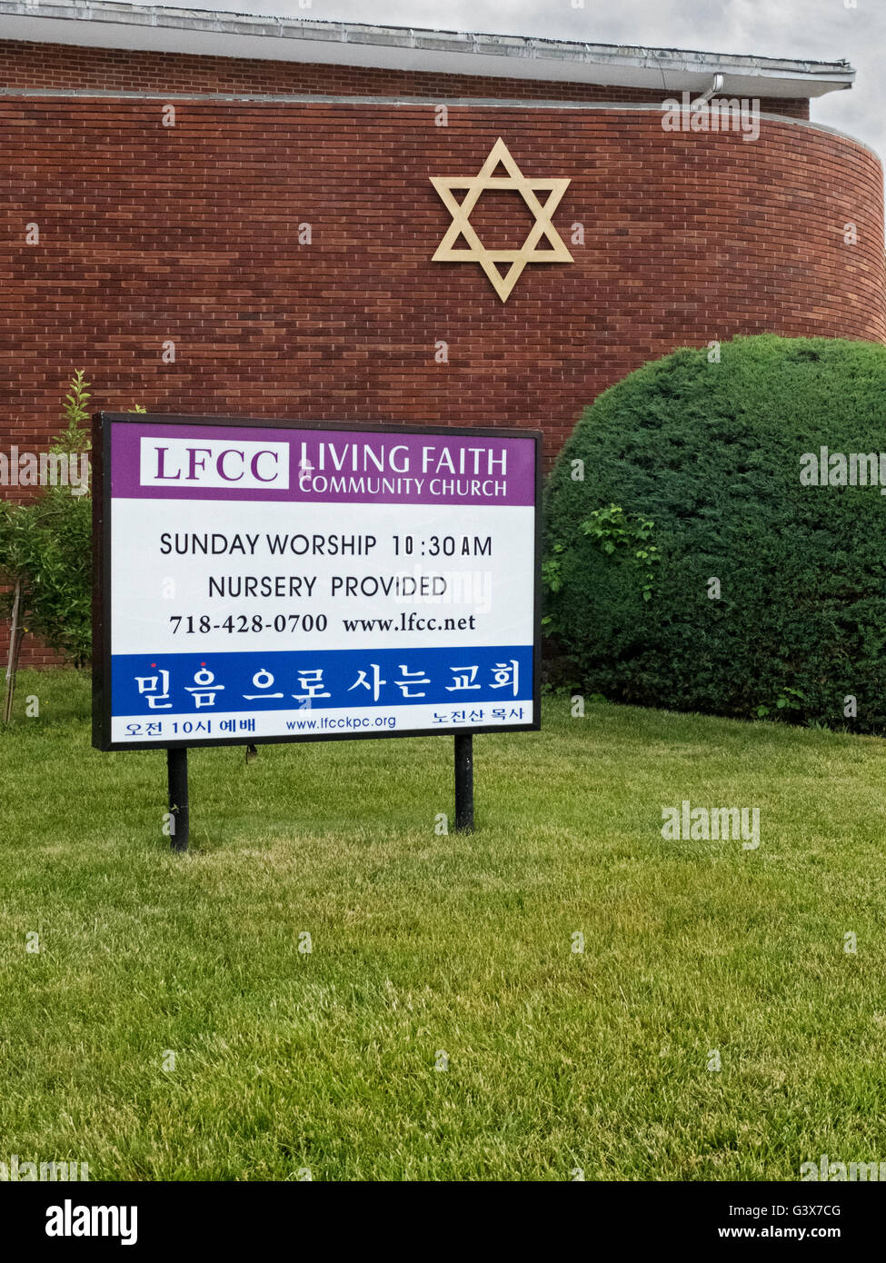 Un bâtiment sur le Nord de l'Avenue & Utopia Parkway à Flushing, Queens qui est partagée par les deux une synagogue et une église coréenne Banque D'Images