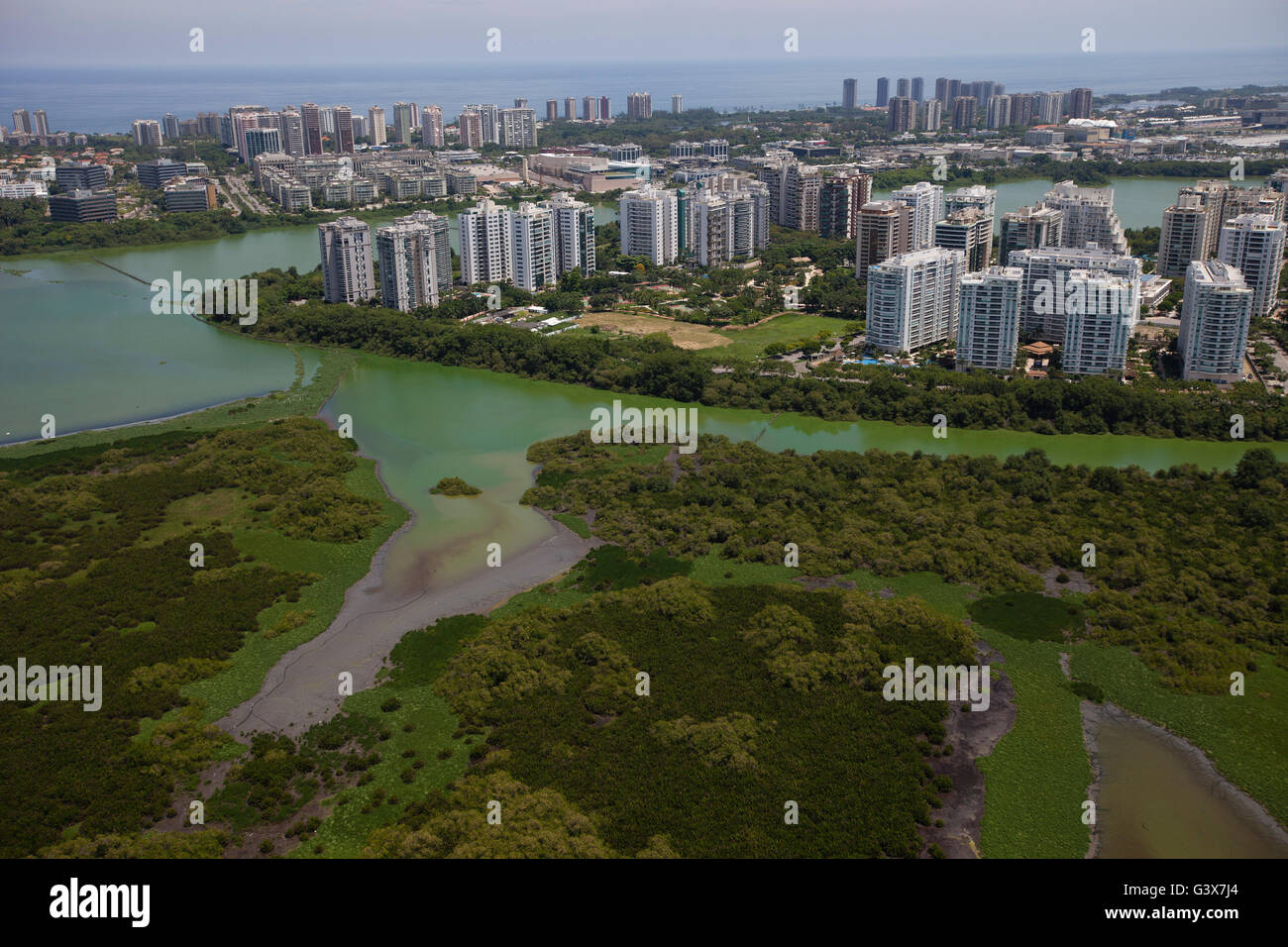 Lagoa de Jacarepagua à Barra da Tijuca quartier dans la zone ouest de Rio de Janeiro, Brésil - impropres à la baignade, pêche et sports d'eau en raison de la pollution - luxury condominiums avec mode de vie américanisé en arrière-plan. Le "boom" de l'immobilier à Rio juste après la ville a été choisie pour l'Jeux olympiques d'été de 2016 les prix touchés à Barra qui accueillera la plupart des sites des Jeux. Banque D'Images