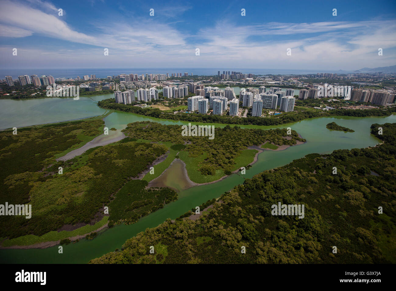 Lagoa de Jacarepagua à Barra da Tijuca quartier dans la zone ouest de Rio de Janeiro, Brésil - impropres à la baignade, pêche et sports d'eau en raison de la pollution - luxury condominiums avec mode de vie américanisé en arrière-plan. Le "boom" de l'immobilier à Rio juste après la ville a été choisie pour l'Jeux olympiques d'été de 2016 les prix touchés à Barra qui accueillera la plupart des sites des Jeux. Banque D'Images