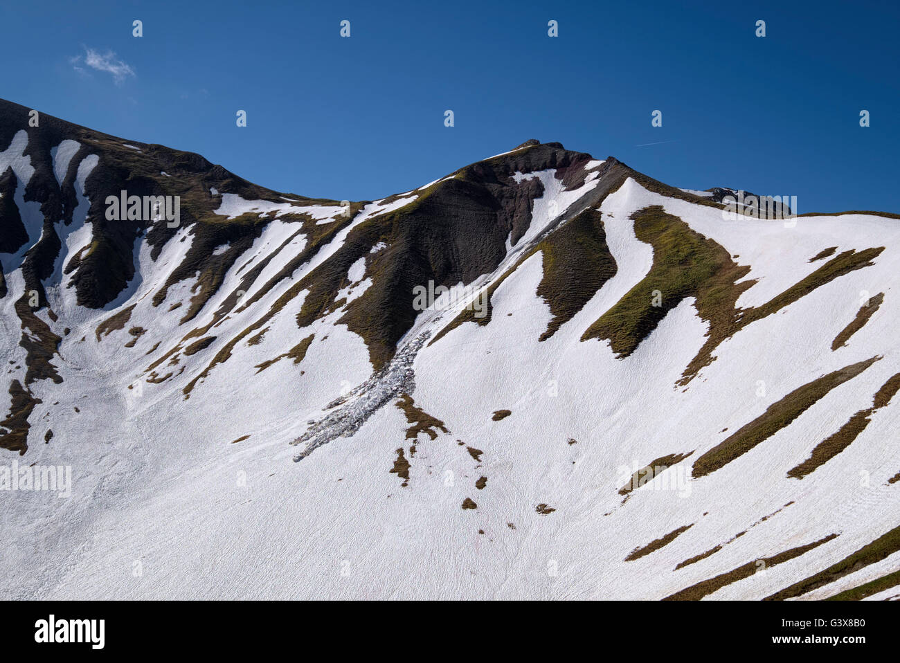 La neige et de la boue glisse avec une forte pente de montagne au début de l'été, Tyrol, Autriche Banque D'Images