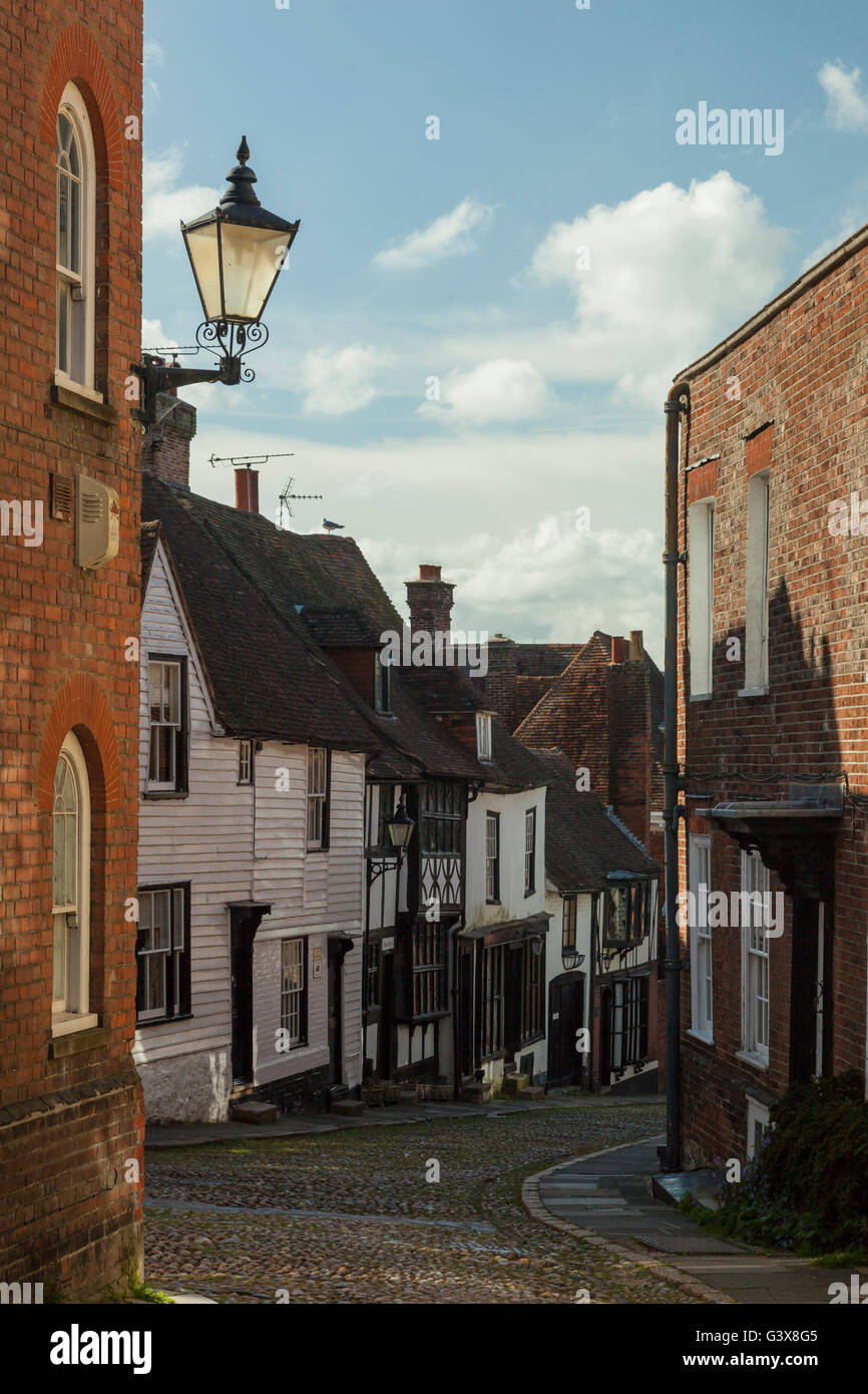 Après-midi de printemps sur Mermaid Street à Rye, East Sussex, Angleterre. Banque D'Images