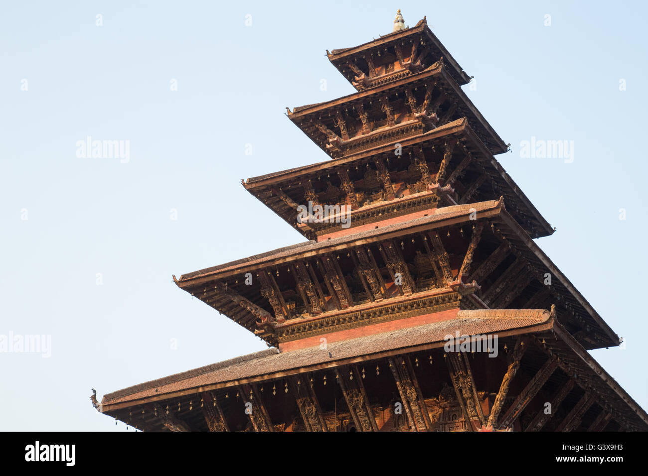 Bhaktapur, Népal - 4 décembre 2014 : le toit de la pagode de Nyatapola sur Taumadhi Square. Banque D'Images