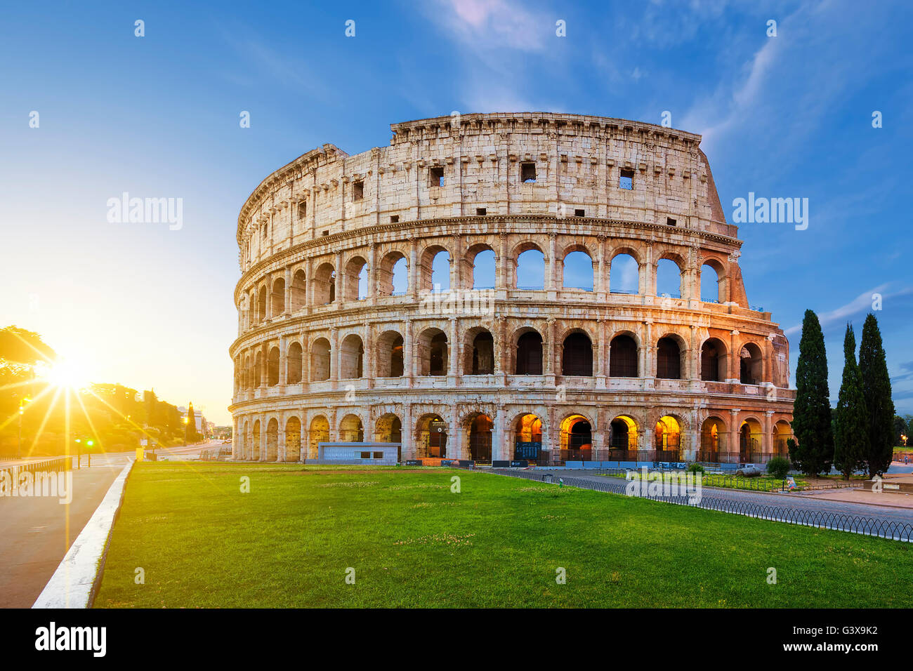 Vue sur le Colisée à Rome au lever du soleil, l'Italie, l'Europe. Banque D'Images