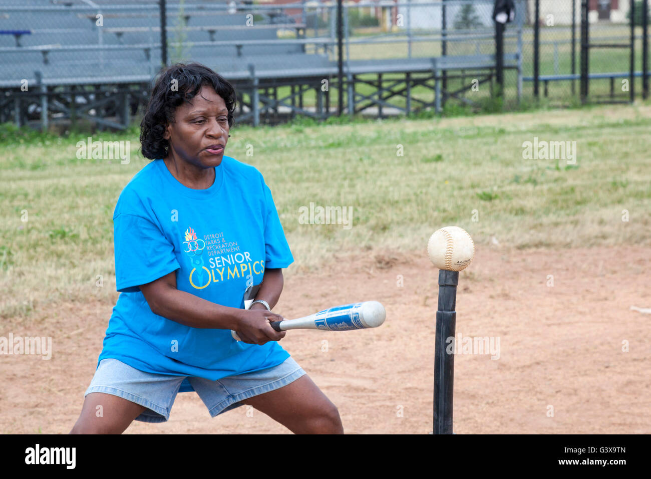 Detroit, Michigan - le 'softball hit" compétition durant les cadres supérieurs du ministère des Loisirs Detroit Jeux Olympiques. Banque D'Images