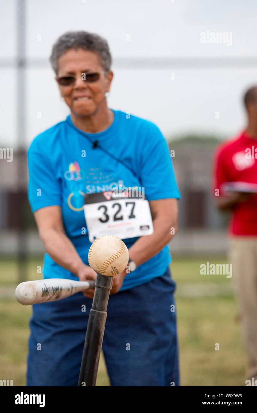 Detroit, Michigan - le 'softball hit" compétition durant les cadres supérieurs du ministère des Loisirs Detroit Jeux Olympiques. Banque D'Images