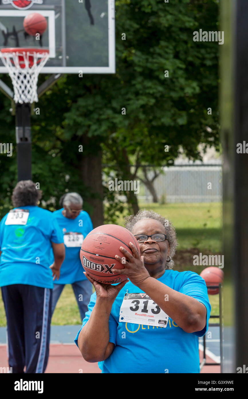 Detroit, Michigan - Le coup franc de basket-ball compétition durant les cadres supérieurs du ministère des Loisirs Detroit Jeux Olympiques. Banque D'Images