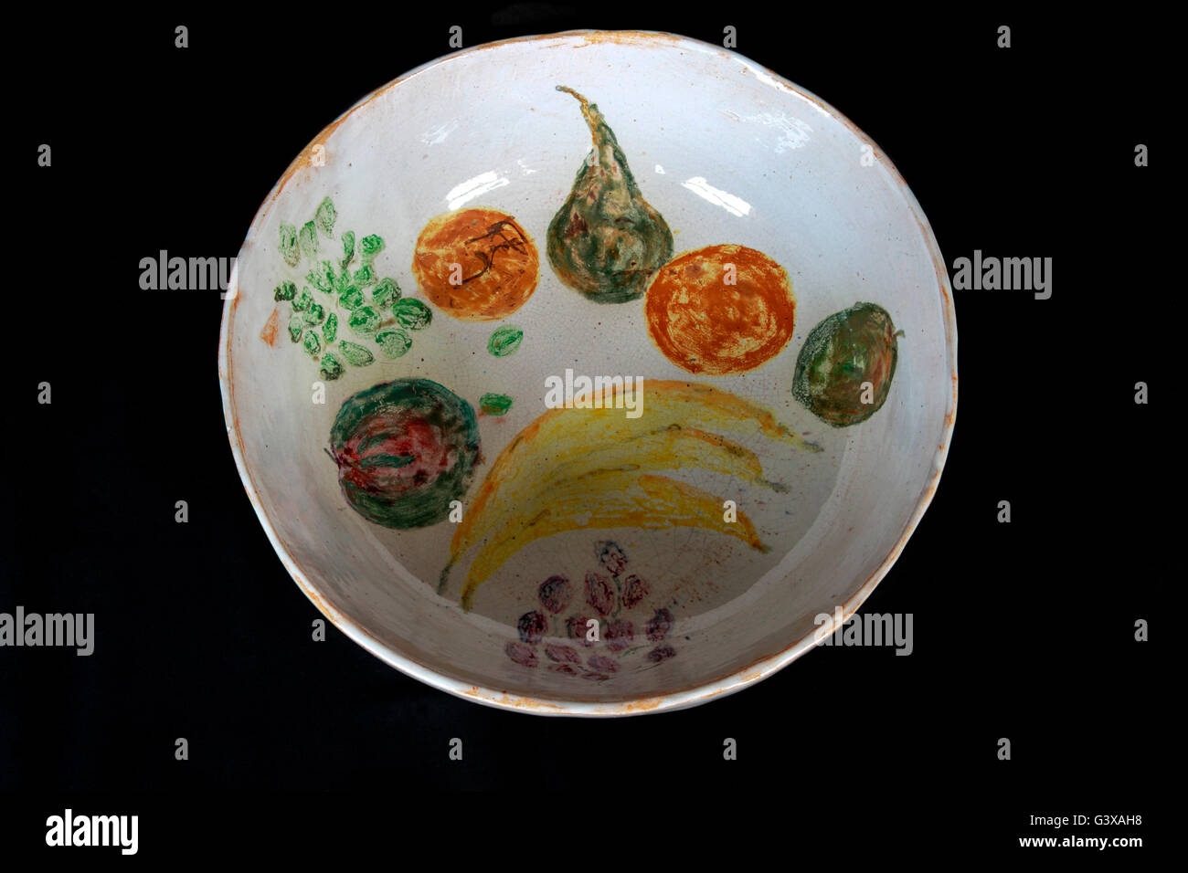 Pot en céramique poterie émaillée blanc bol à fruits peint design Banque D'Images