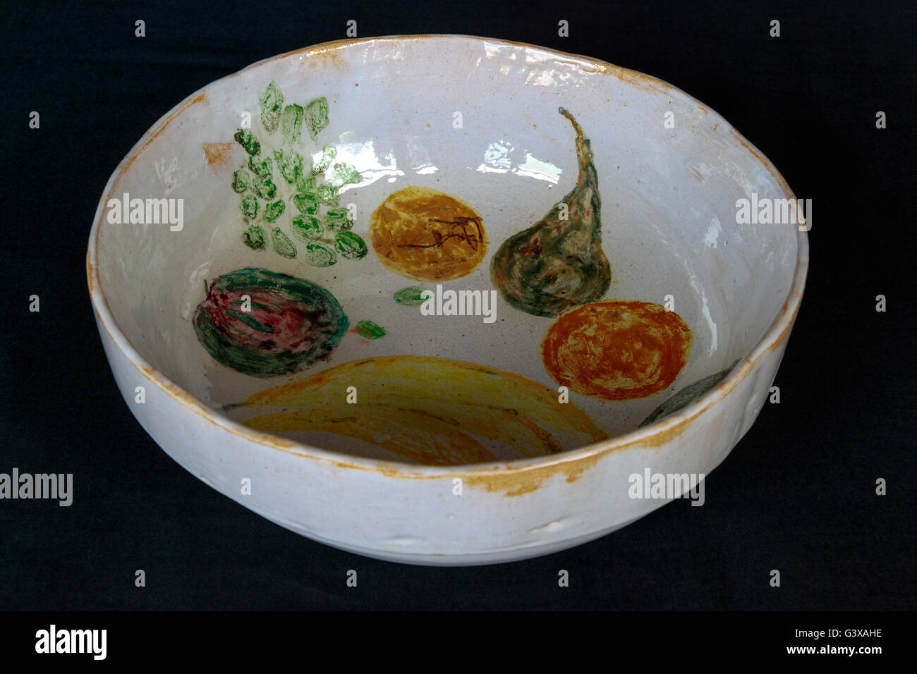 Pot en céramique poterie émaillée blanc bol à fruits peint design Banque D'Images