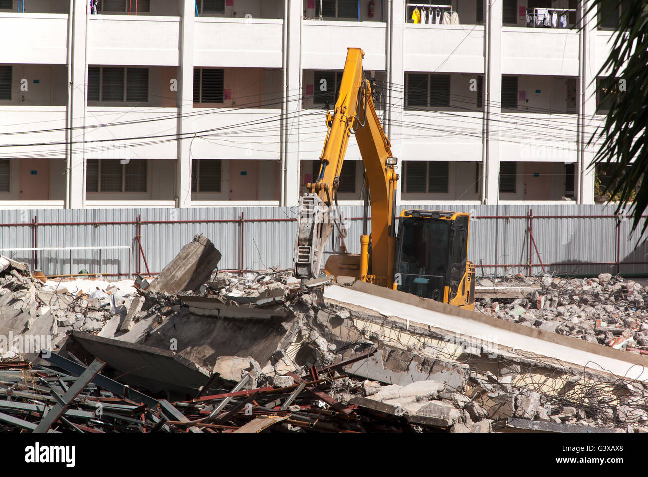 Système d'extraction d'air marteau hydraulique sur la démolition de bâtiments anciens Banque D'Images