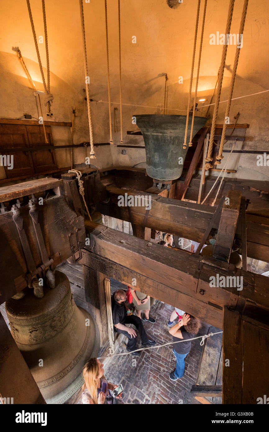 Cloches dans le clocher de la cathédrale San Pietro à Bologne, en Italie. Banque D'Images