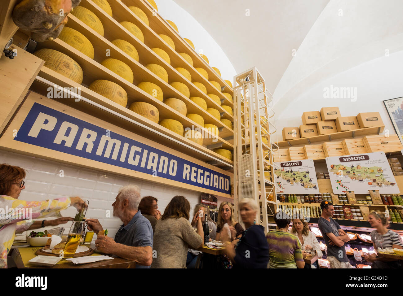 Parmasen géant de fromages et jambons proscuito dans l'épicerie fine et café Salumeria Simoni dans Via draperie, Boligna, Italie Banque D'Images