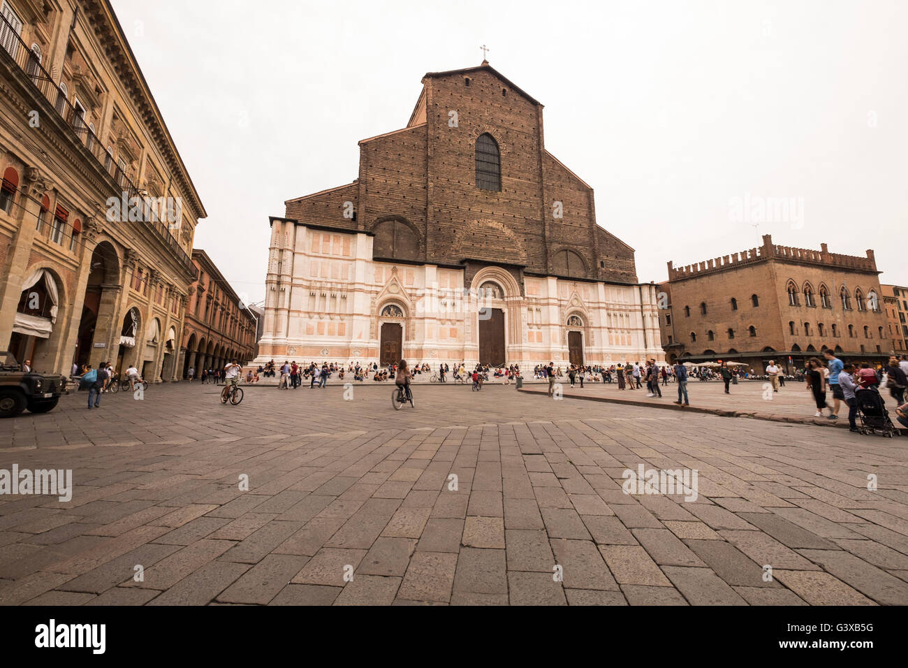 La basilique de San Petronio sur la Piazza Maggiore, Bologne, Italie. Banque D'Images