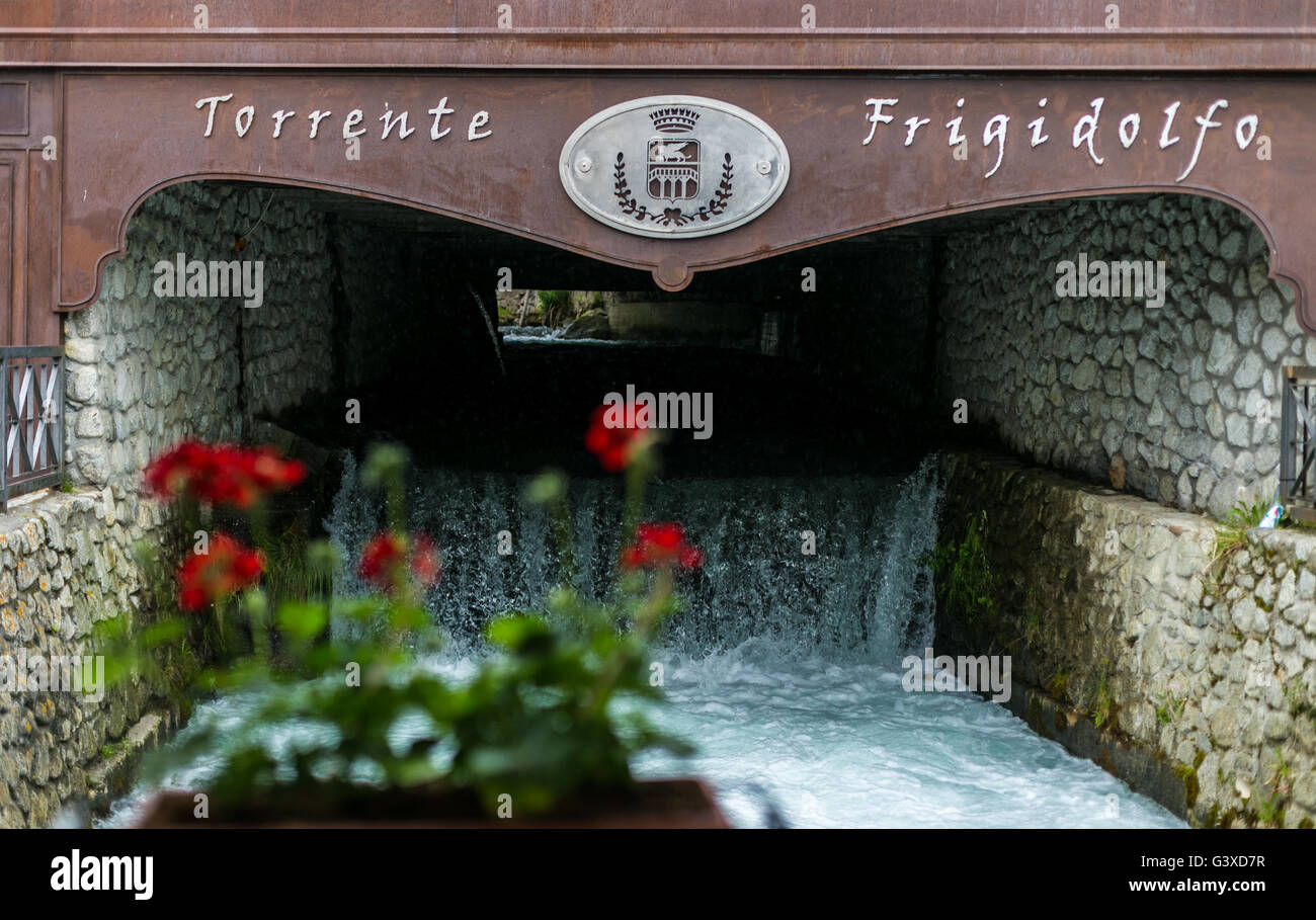L'intérieur de la rivière Frigidolfo Ponte di Legno sous un pont Banque D'Images
